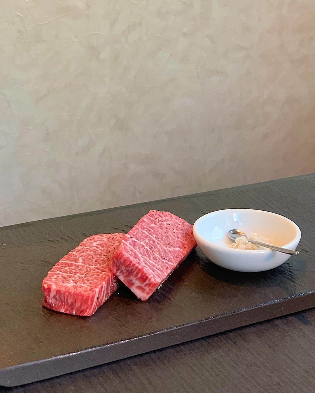 工藤はるかさんのインスタグラム写真 - (工藤はるかInstagram)「少し前に @cyocobi と行った焼肉🐄 @ushigoro_ebisuhilltop  ㅤㅤㅤㅤㅤㅤㅤㅤㅤㅤㅤㅤㅤ 季節限定コースが豪華すぎて、、♡🥩 ㅤㅤㅤㅤㅤㅤㅤㅤㅤㅤㅤㅤㅤ トリュフユッケにリブロースの雲丹軍艦、 サーロインすき焼き、シャトーブリアンに シメの海老のビスク石焼きリゾットまで すんごく美味しかった..🥺♡ ㅤㅤㅤㅤㅤㅤㅤㅤㅤㅤㅤㅤㅤ 音だけでお腹空きそう、、🙊 個室だし、店員さんも丁寧で居心地も◎でした👏🏻 ㅤㅤㅤㅤㅤㅤㅤㅤㅤㅤㅤㅤㅤ #harぐるめ」9月6日 18時45分 - har_326