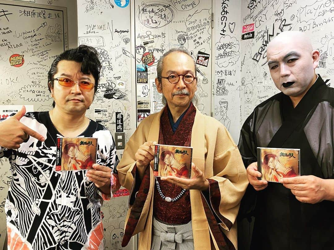 人間椅子さんのインスタグラム写真 - (人間椅子Instagram)「新曲も収録！原作イメージアルバムCD『無限の住人』発売中！！  #人間椅子 #無限の住人 #mugennojuunin  #6thalbum #沙村広明 #ningenisu #ポニーキャニオン #1996年発売💿」9月6日 18時46分 - ningen_isu