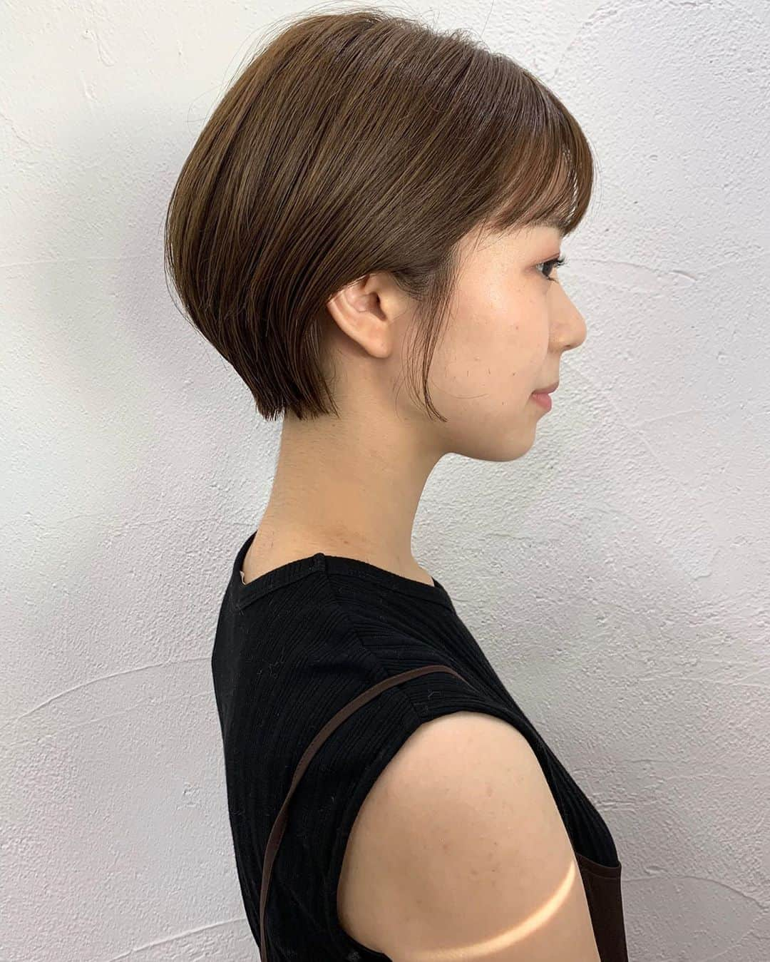 Ramie 山下未紗さんのインスタグラム写真 - (Ramie 山下未紗Instagram)「_ ショートが似合う可愛いお客様♡ いつも、ありがとうございます♡ やぱ、短いの似合ってます😂❤️❤️ . ショートは、後頭部の丸みをだし、 毛先の質感は柔らかくカットするのが 女性らしく仕上がります✌︎ . 2回目以降のお客様にもご来店しやすいように 【2回目以降もご利用可能な割引クーポン】 をご用意させて頂いております^ ^✨ . HOTPEPPERのページにて ご確認下さいませ✨ . 毎日のお仕事や家事、子育てで忙しい女性にも 楽にお洒落を楽しんでもらえるような ヘアスタイルを提案させて頂きます🕊🍃 . 同じ女性だからこそ、 皆さんのライフスタイルを理解し、 長い間寄り添っていける関係を 造っていけたらと思ってます☺︎ . ご予約はTOP又はDMより！ もちろん、DMからのご相談もお待ちしております！ . 【衛生ガイドライン】 ・出勤スタッフの削減 ・出勤前の体温チェック、 　こまめな手洗い消毒とうがい ・スタッフ全員のマスク着用 ・窓の開放による換気と、 　高性能空気清浄機の設置 ・セット面の間隔、 　お客様同士の間隔を広く ・お客様毎の席の消毒 （滞在時間はお客様専用の席とします) . 【以下に該当するお客様のご来店をお控え下さい】 ・感染者、及び感染の疑いがある方 ・体温が37.5度以上ある方 ・だるさ（倦怠感）や息苦しさ（呼吸困難）がある方 ・咳が頻繁に出る方 ・感染濃厚接触者と思われる方 ・１４日以内海外渡航歴がある方  １日も早く平凡な日々が訪れるますように。 皆様のご健康を心よりお祈り申し上げます。  場所： KILLA(旧RODGE)  東京都渋谷区神宮前6-18-14 JS神宮前プロパティ４F TEL：03-6712-6360  #ショート#ショートヘア#ショートボブ#大人ショート#ハンサムショート#丸みショート#ショートヘア#マッシュショート#ヘアアレンジ#大人ヘア#バッサリカット#シースルーバング #サイドシルエット#イメチェン#髪質改善#小顔カット#小顔効果#イルミナカラー#本田翼#グレージュ#ミルクティーベージュ#ベージュカラー#外国人風カラー#ブリーチなし #ginza#gisele#fudge#cluel#ar」9月6日 18時48分 - misa_yamashita