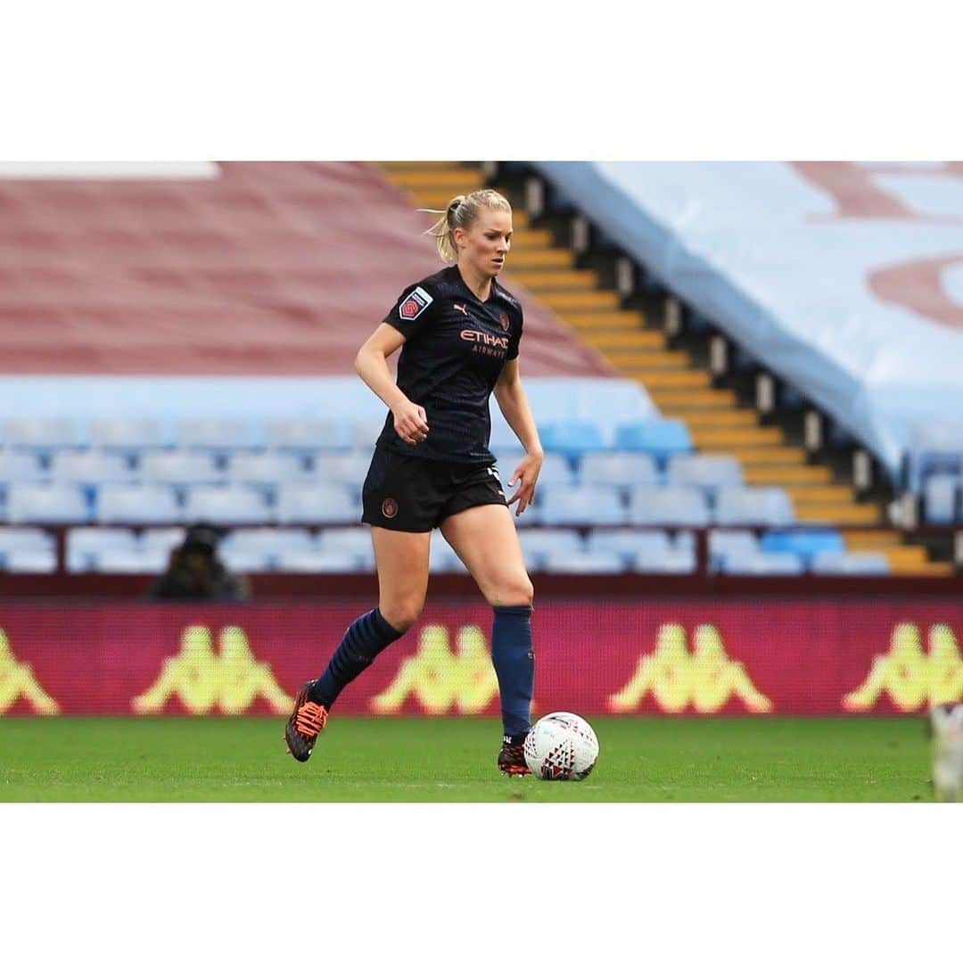 ジェンマ・ボナーのインスタグラム：「+3 points to start the @barclaysfawsl season with 🤙🏼」