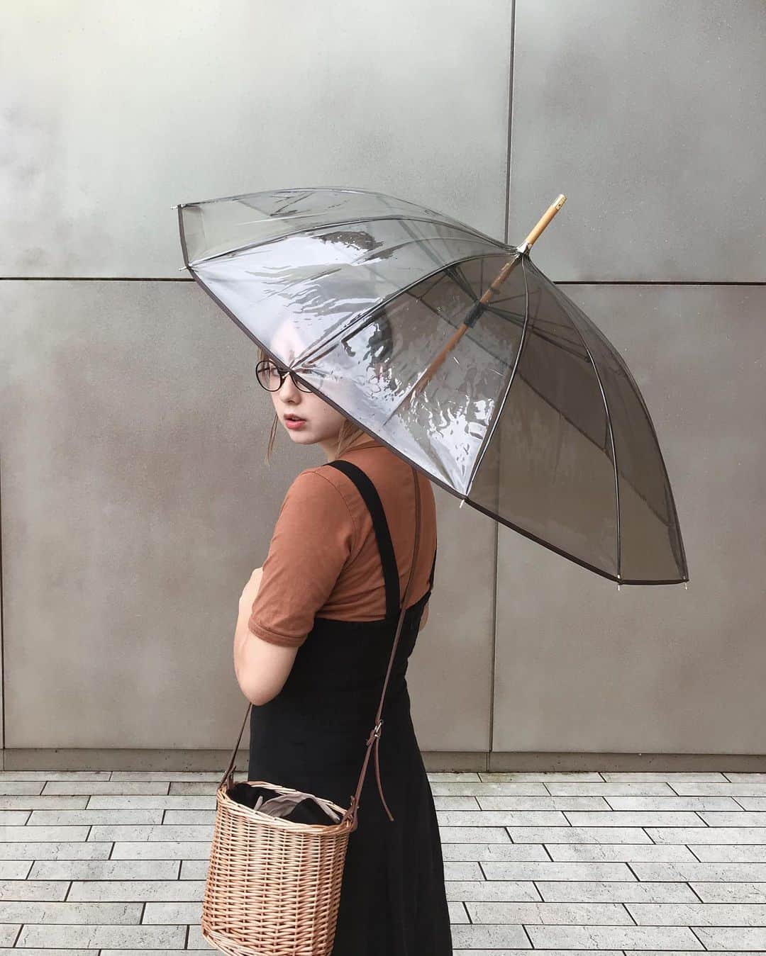 AMOさんのインスタグラム写真 - (AMOInstagram)「台風の影響が心配です。 暴風域に入る地域の皆さんが どうか無事に夜を越せますように。 . 今日は東京でもパラパラ雨が降ったりやんだりで、傘の出番でした。 Traditional Weatherwear の、おにゅー傘☂️ クリアブラウンの大人な色味の厚手ビニールに、 バンブーのハンドル。 カジュアルながら品のあるデザインに ひとめぼれ🥃🍂 これからの秋雨の季節、たくさん活躍させたいな。 #traditionalweatherwear #トラディショナルウェザーウェア #clearumbrellabamboo」9月6日 18時54分 - amo_whale