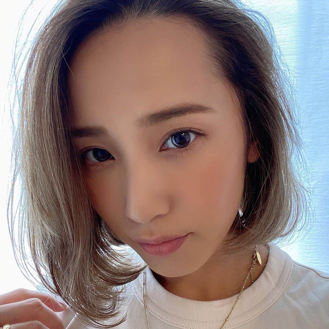 高橋茉莉のインスタグラム：「💇🏽‍♀️💇🏽‍♀️💇🏽‍♀️  久々に @hair_salon_belle で髪の毛綺麗にしてもらった🥺 長さも、もう鬱陶しくてバッサリ✂️  年々自撮りが下手になってて、すごく汗かいた。よく見ると鼻の下汗かいてるよ☺️ 3枚目純正カメラ📸ハイライトの感じがよく分かるけど、色味は実物の方がもーーーっときれい！！ かなさん有り難うございました😭🧡   #haircolor  #hairsalonbelle #タグもうわからね」