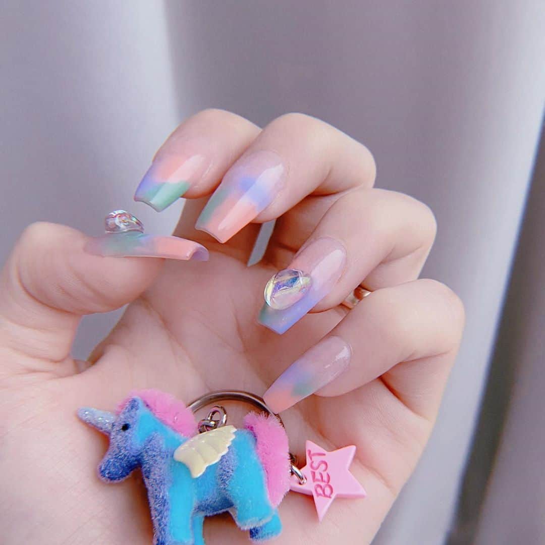 ポニーのインスタグラム：「Pastel nails🍬 이렇게 귀여운 서타일로 한 건 오랜만이죠🤤」