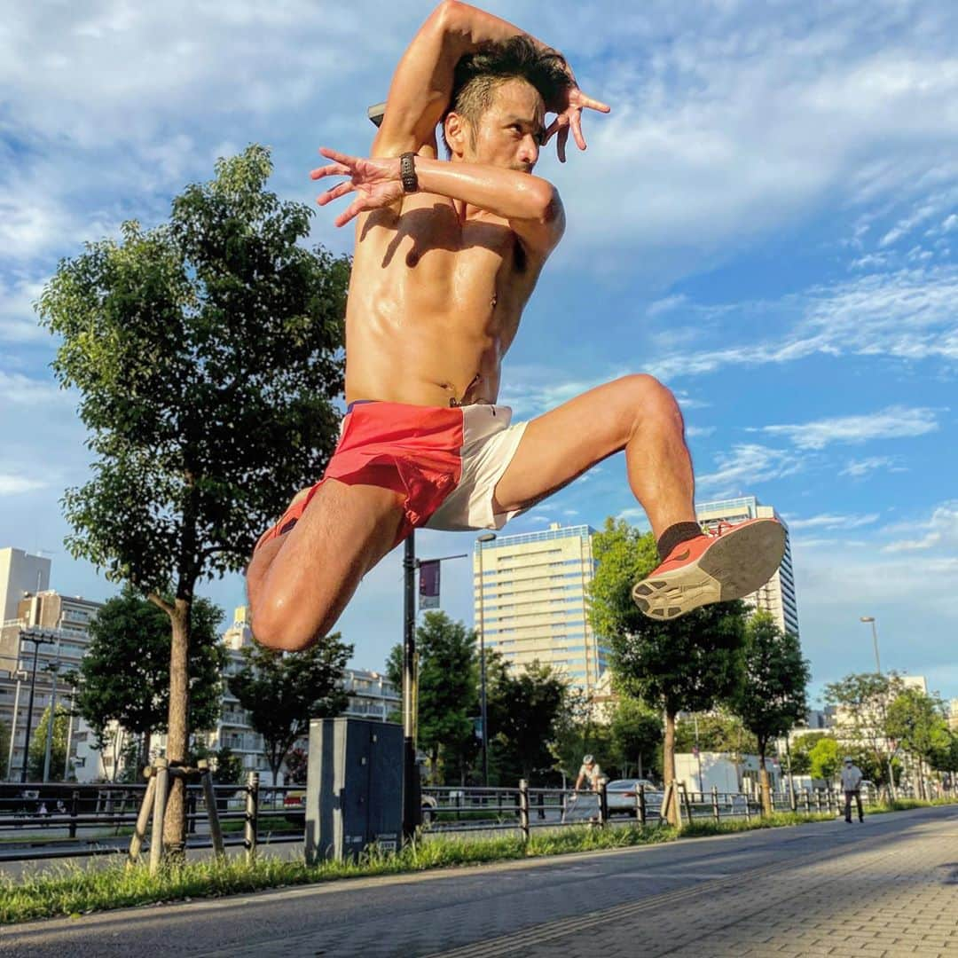 元気☆たつやのインスタグラム：「バーーーーーン！！  #ジョジョジャンプ #jojo #ジャンプ写真 #JUMP #エナジー #sky #ジョジョ立ち #ジョジョ立ちランナー #夕陽 #followｍe #Latin #nude」