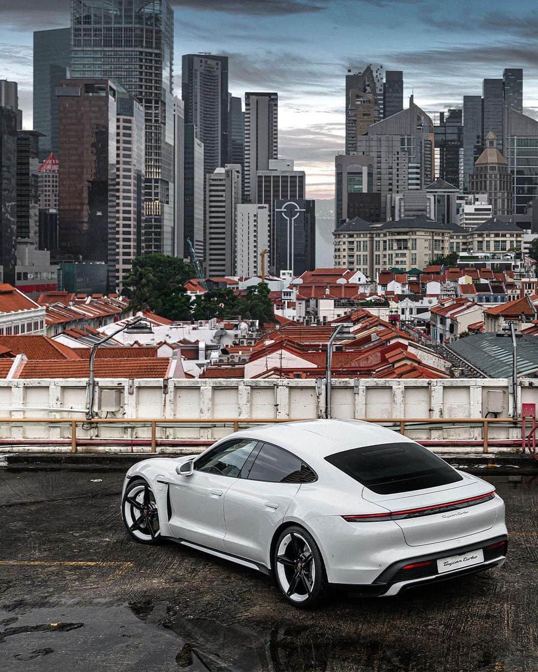 Porscheさんのインスタグラム写真 - (PorscheInstagram)「Tradition meets innovation. The Taycan traverses Singapore, setting itself against backdrops old and new, from Chinatown to the bustling district of one of the most advanced economies in the world.  (📸 @kai_hartmann_photographer) __ Taycan Turbo: Electricity consumption combined: 28,0 kWh/100 km; CO2 emissions combined: 0 g/km  https://porsche.click/DAT-Leitfaden」9月6日 18時58分 - porsche