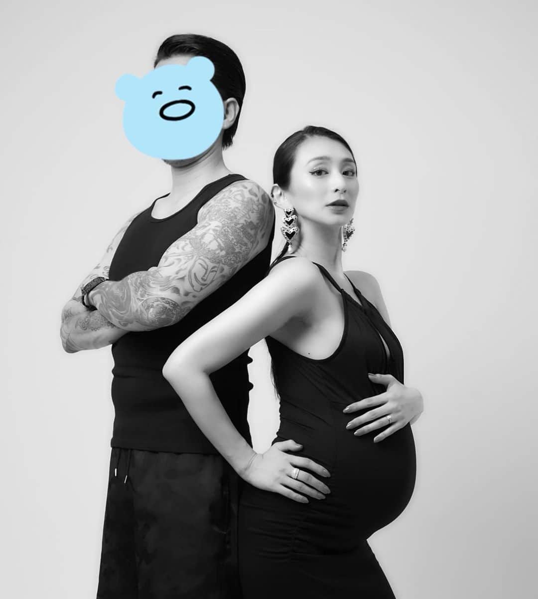 DJ JUICYのインスタグラム：「結婚式❣️色々と落ち着くまで出来そうにないので... ★2人の写真も撮ってもらいました★  そぉいえば！ マタニティフォト撮らないの..??  って、言ってきたのは旦那さんの方から😆笑  #マタニティフォト #夫婦生活  #モノクロ写真」