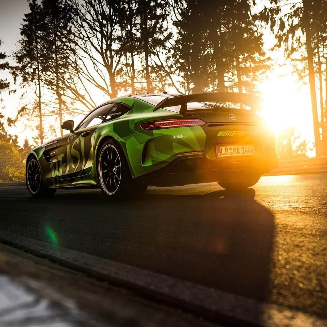 メルセデス・ベンツさんのインスタグラム写真 - (メルセデス・ベンツInstagram)「[Kraftstoffverbrauch kombiniert: 13,1 l/100km  CO₂-Emissionen kombiniert: 299 g/km  mb4.me/DAT-Leitfaden  Mercedes-AMG GT R]   The @mercedesamg GT R is back on track on the @nuerburgring  Nordschleife. Check out the new livery design of our Beast of the Green Hell  #MercedesAMG #GTR #drivingperformance #Mercedes #AMG」9月6日 19時00分 - mercedesbenz