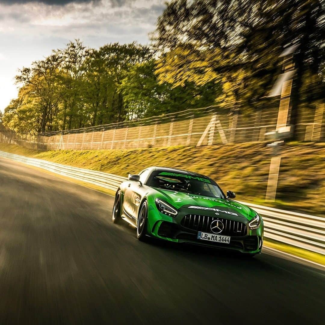 メルセデス・ベンツさんのインスタグラム写真 - (メルセデス・ベンツInstagram)「[Kraftstoffverbrauch kombiniert: 13,1 l/100km  CO₂-Emissionen kombiniert: 299 g/km  mb4.me/DAT-Leitfaden  Mercedes-AMG GT R]   The @mercedesamg GT R is back on track on the @nuerburgring  Nordschleife. Check out the new livery design of our Beast of the Green Hell  #MercedesAMG #GTR #drivingperformance #Mercedes #AMG」9月6日 19時00分 - mercedesbenz