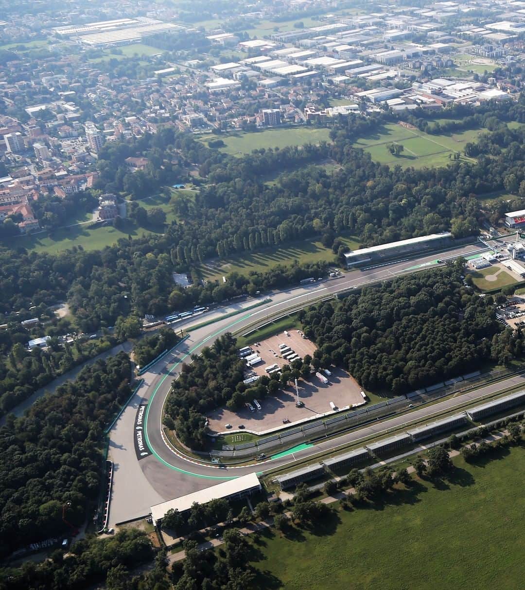 F1さんのインスタグラム写真 - (F1Instagram)「The stage is set for more Monza magic 😍 🇮🇹  #F1 #Formula1 #ItalianGP #Monza」9月6日 19時00分 - f1