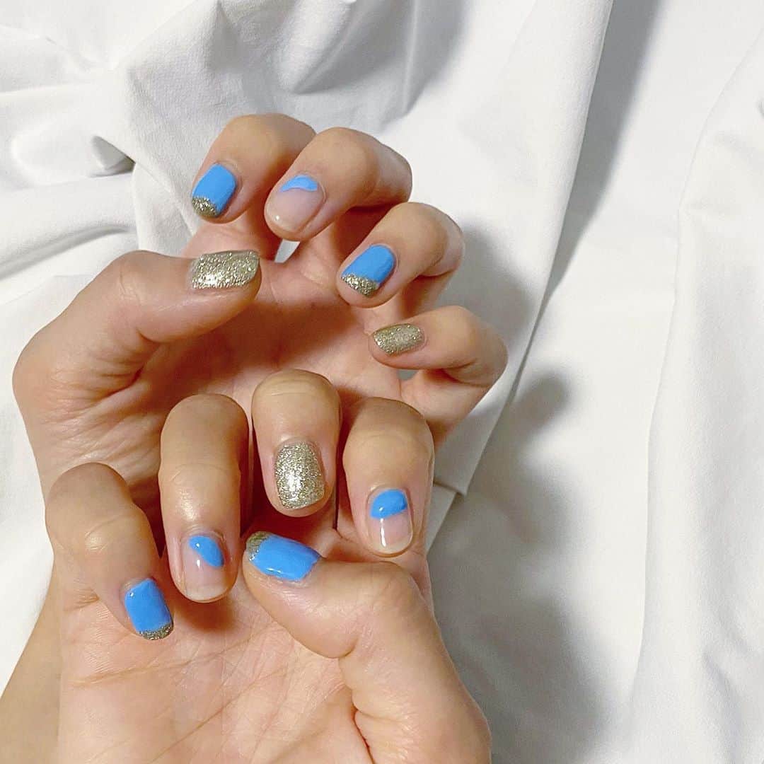 富久美玲のインスタグラム：「_ . 先端だけラメのネイルしてみました💅 そしてレムりんカラー🥰 . #nail#ジェルネイル#初心者ネイル#セルフネイル#ニュアンスネイル#先端ラメネイル#レム」