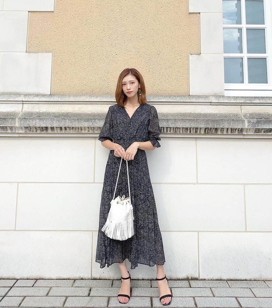 石黒美帆のインスタグラム：「*﻿ ストーリーズに載せていたワンピース♡﻿ ﻿ ﻿ dress#haremode @haremode_official  bag#jandmdavidson  ﻿ ﻿ こういう定番ワンピは手放せないです🥰﻿袖の透け感もかわいい。 ﻿ ﻿ ﻿ ﻿ #fashion#fashionstyle#fashiongram#instafashion#outfit#ootd#dailylook#pr#패션#오오티디#ファッション#コーデ#モノトーン コーデ#秋服#秋コーデ#ドットワンピース#シンプルコーデ」