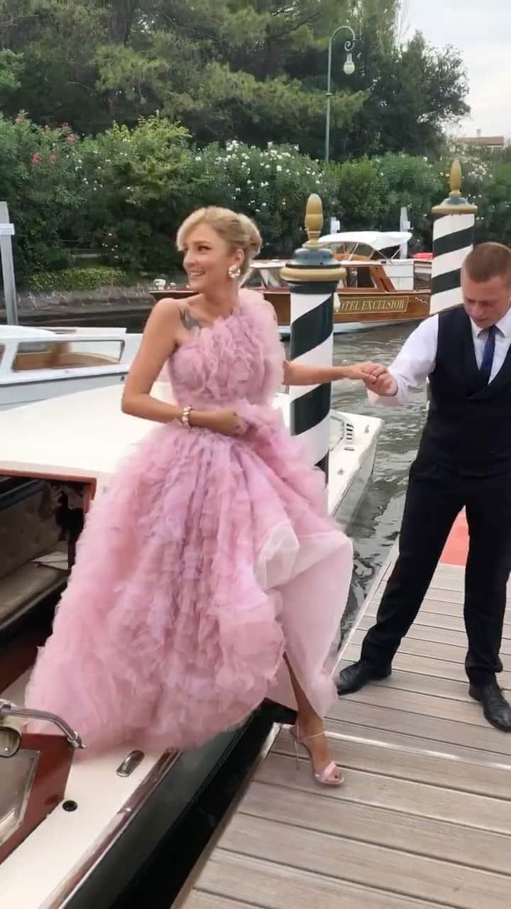 エレオノーラ・カリシのインスタグラム：「Prima di raccontarvi un po’ più di me e dei nuovi orizzonti intrapresi, con un filo di nostalgia ma un mezzo sorriso vi faccio sognare ancora postando qualche video dei momenti più magici della scorsa edizione del #VeniceFilmFestival   Qui indosso quella soffice nuvola rosa creata dal designer @valdrinsahitiofficial  #Venezia77 #ValdrinSahiti 💞」