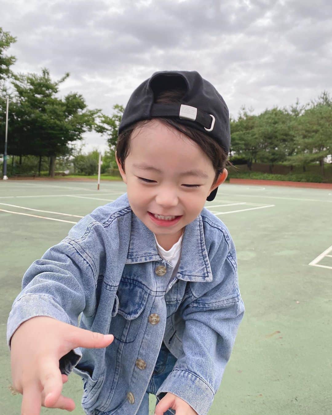 ウンチェのインスタグラム：「#협찬 날씨는 흐리지만 , #뜽유는맑음☀️ - - - - - #일요일 #주말 #일상 #36개월 #아들스타그램 #육아스타그램 #ootd #방긋마켓 #유아동쇼핑몰 #해외직구쇼핑몰 #초저가쇼핑몰」