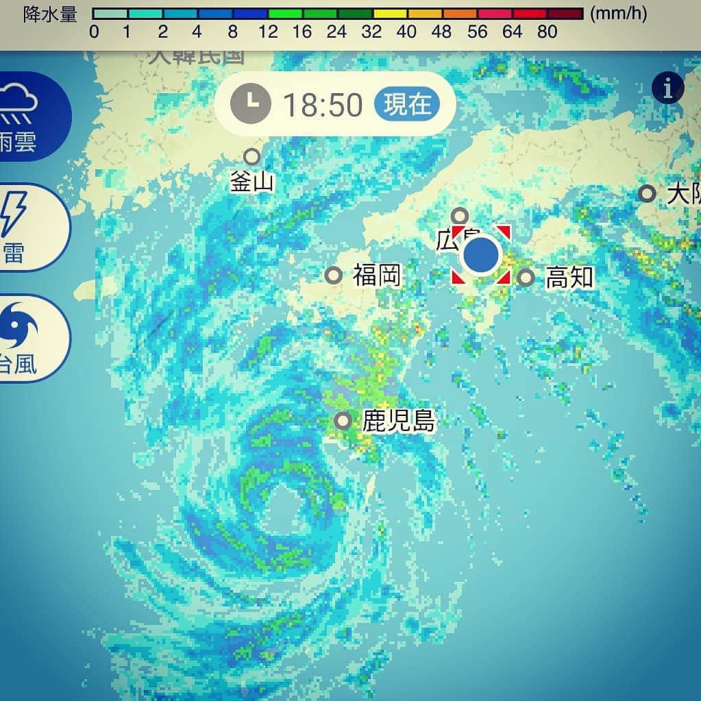 松本隆博のインスタグラム：「。 かなりエグいよね(◎-◎;)!! 雨よりも暴風域がデカいから 沿岸の高潮被害と飛来物が 当たる等の被害が心配だ。 ほんと皆さん細心の注意喚起、 最新の情報収集をお願いします。  300万人以上に避難指示勧告 なんて逃げるとこ無いよ💦」