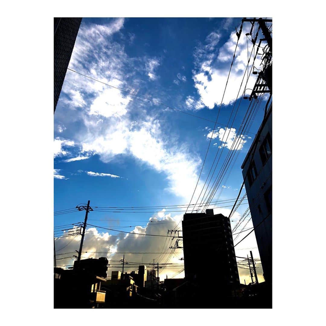 四宮吏桜さんのインスタグラム写真 - (四宮吏桜Instagram)「稽古終わり。 雨上がりの空はとっても素敵でした。 あぁ、今日もちゃんと稽古出来たんだなって。 まだまだ手探りだけど 頑張る🔥🔥  #一日一投稿 #四宮吏桜 #空 #埼玉 #晴れ空 #sky #最近 #低浮上でごめんなさい  #今日 #大好きな #先輩方に #声かけてもらえた #もう #幸せの極み #嬉しすぎて #声高い #らしい #自分でも #びっくり #笑」9月6日 19時11分 - rio_s_0221