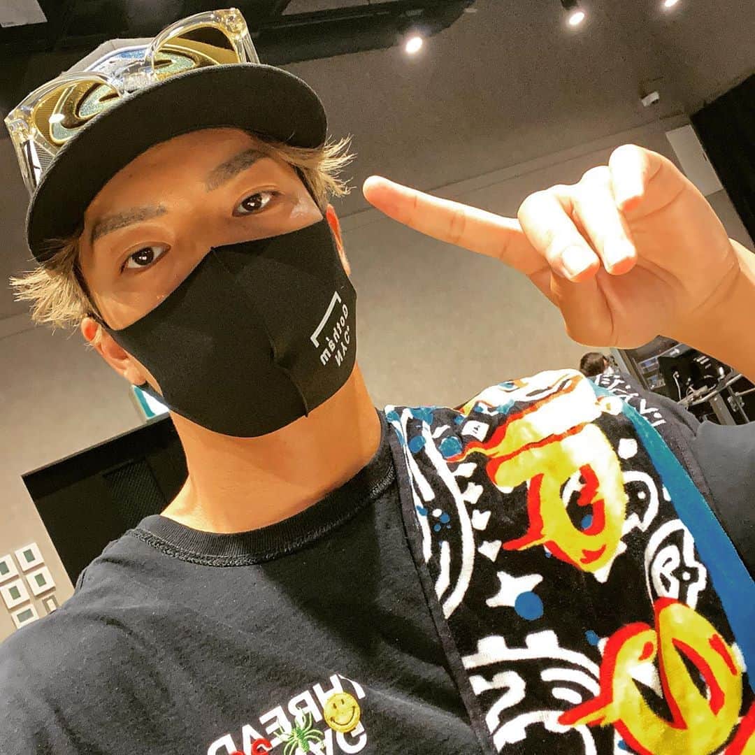 のインスタグラム：「We are the ☝️   #922 LIVExONLINE✊🔥✨」