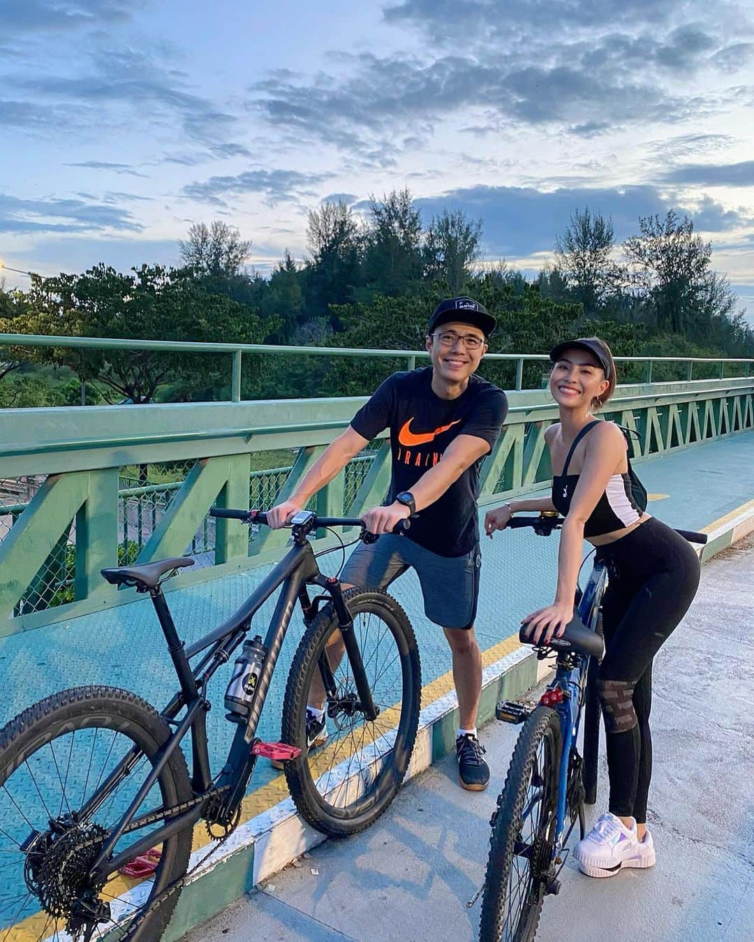 ソニアさんのインスタグラム写真 - (ソニアInstagram)「Half closed eyes aside, I had a fab and productive week while on leave 🦋 Can’t believe we cycled 22km!! I haven’t cycled in YEARS so you can imagine how I was hurting in places I didn’t know existed... 🤪  #eastcoast #PUMAsg #shotoniphone #sunset #nofilter」9月6日 19時16分 - soniachew