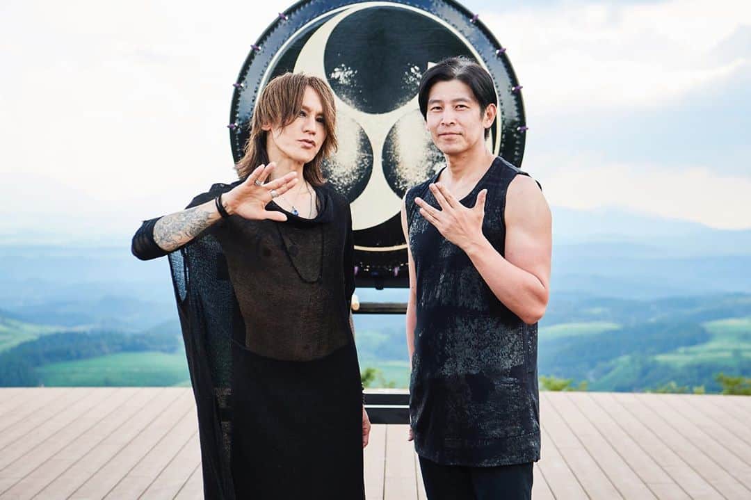 宮上元克のインスタグラム：「DRUM TAOとの共演後、そういえばここ数年一緒に写真撮ってないなぁと思い1枚。 SUGIZO君ありがとう〜！ #drumtao #sugizo」