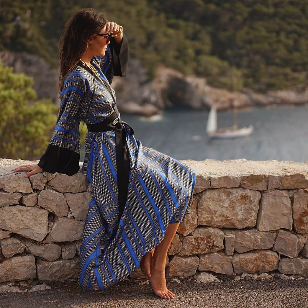 アマンダ ウェイクリーのインスタグラム：「The Textured Stripe Print... the key to  contemporary kimono dressing...」