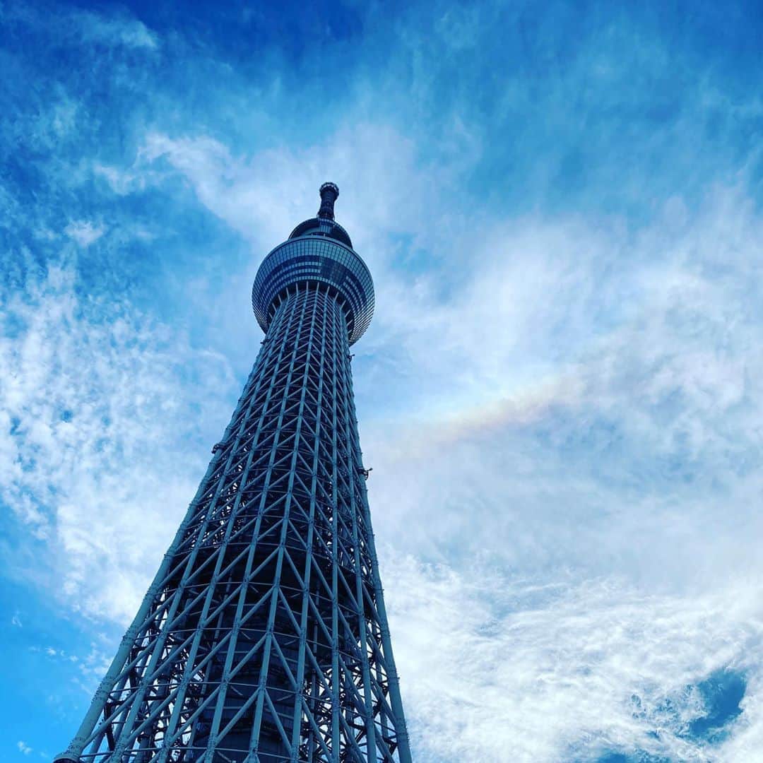 青山志穂さんのインスタグラム写真 - (青山志穂Instagram)「スカイツリーにかかる虹。  なぜだか、虹を見た日は 良いことがありそうな気がする。  #スカイツリー #虹 #レインボー #rainbow #skytree #タワー」9月6日 19時20分 - shiho_aoyama_