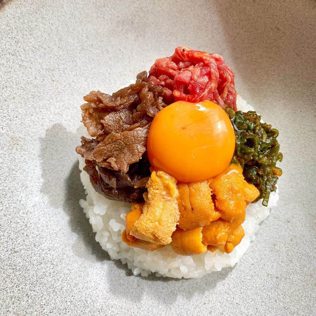 カルフィン・ヨン・ア・ピンのインスタグラム：「Who of my non Japanese friends would eat this? Especially looking at the Surinamese people 😅Raw meat, raw egg, sea urchin, sea weed and cooked meat over rice 😋😋😋」