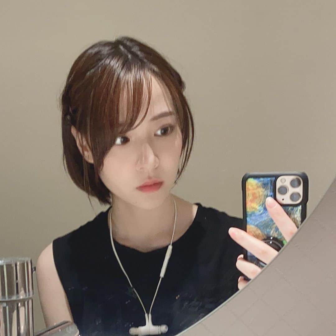 ぽむぽむユウリのインスタグラム：「#ハイフ　#レポ ちなこれはビフォーアフターではなくアフターアフター。笑 #ハンターハンターみたいにいうな 1週間前くらいに湘南でハイフ打ってきて、(打つっていうのか？笑) あと#イオン導入 (ビタミンC)もしてもらった。 このさらに1週間か2週間前くらいに#ブラックピール もしたよ〜  ハイフはかなりの数SNSに投稿されててよく目にしてて、気になってた(私が美容垢ばっかりフォローしてるからかもしれない。)んだけど、高いと思ってて手が出せなくて、 今まで通ってた個人エステ脱毛サロンがコロナで潰れてしまったので医療脱毛に切り替えよう！と決心して湘南契約したのが始まり🌱 元々湘南に通ってる友達に紹介してもらったのと、色々話聞いてたら、ハイフも2万円くらいで出来る、ポイント付きやすいしクーポンとかも出るから安く出来たりするって聞いてて、そういう話色々聞いた末にハイフ元々やってみたかったしやろ！ってなた ブラックピールとイオン導入はクリニックに勧められてやった〜💡 ハイフ、やった直後はまじで鈍痛。歯医者の時の重い感じがずっとしてて、次の日には治った。笑 筋肉痛みたいななんか重い痛み鈍い痛みが口周りに響いてる感じ。笑  で、やったあと鏡見せてもらったんだけど、あんま変わってなくて(期待しすぎてたのもある)ちょっとだけショックを受けた けど顔触ると輪郭完全に小さくなってる、顔の脂肪どこ？ってなった でもほうれい線とかは消えた！とかはないちょっと薄くなった感じはする。かな。くらい。笑 ほうれい線はヒアル入れた方が早いなと思いました。ヒアル入れたことはないけど。そんな感じする。どこかでヒアル打ってこよかな、って感じではいます。  で、家帰ってきていつもの場所で自分を見たら、顔小さくなってるの分かるし輪郭が整ってる感じ！する！キュッと上に全体が引き締まった感じ。あんまり長く書いてもなという感じなので、機会があればYouTubeにて詳しくレポしますね🍥 #美容　#美容レポ」