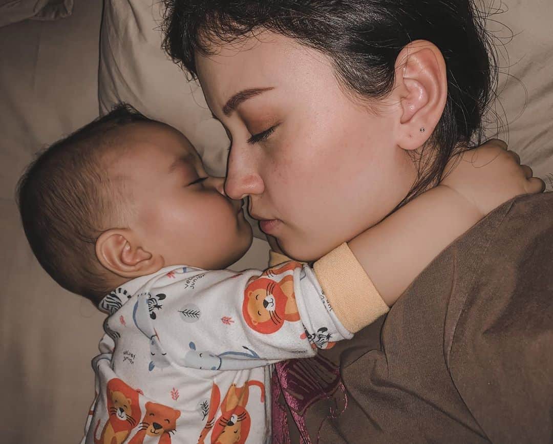 Kimberly Ryderのインスタグラム：「Lagi ngajarin bobo tanpa binky (empeng). Poor thing keeps looking for it. Took a while, tapi finally bobo juga dia abis dinyanyiin Rock-a-Bye Booboo (nursery rhyme ya, bukan lagu jaman now). 🥰」