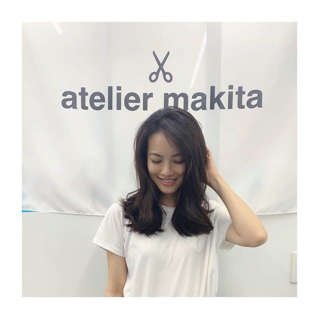 古川美有のインスタグラム：「アトリエマキタにてメンテしました✂︎ @mackydesu  長さはほぼ変えず（本当は切りたい） 色落ちしてたカラーは暗めに落ち着かせてもらいました。 色味は2枚目の感じ。 赤っぽくなくていい感じの、という大雑把なオーダー。笑 . マッキーに仕上げてもらってから髪があまり傷まなくなったし、健康そのもの。 シャンプーがいつも気持ち良くて、サラサラに仕上げてくれます✌️ #アトリエマキタ #ateliermakita」