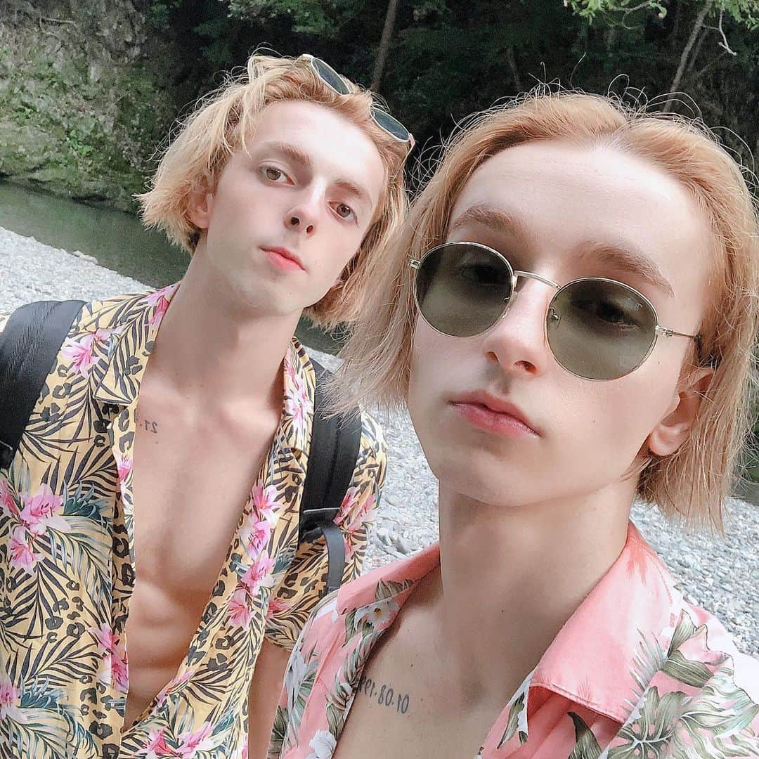 イペック・エネス（エムレエネス兄弟）のインスタグラム：「ちょっと息抜きで🌴⛰  #デート  #息抜き  #森  #川  #川遊び  #夏の終わり  #兄弟  #エムエネ #ドライブ #ボタン開けすぎごめんなさい」