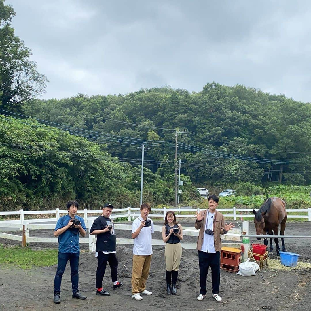 奥仲麻琴さんのインスタグラム写真 - (奥仲麻琴Instagram)「. 先日のコヤブガチ馬写真館🐴初めての乗馬やらせて頂きました。 穏やかで優しいお馬さんで沢山癒されたな。 フィルムカメラで撮り現像の仕方も教えて頂きました フィルムならではの味がある写真でほんと素敵でした。 野性爆弾さんとお久しぶりにお会いできてとても嬉しかったです☺︎」9月6日 19時29分 - okunaka_makoto