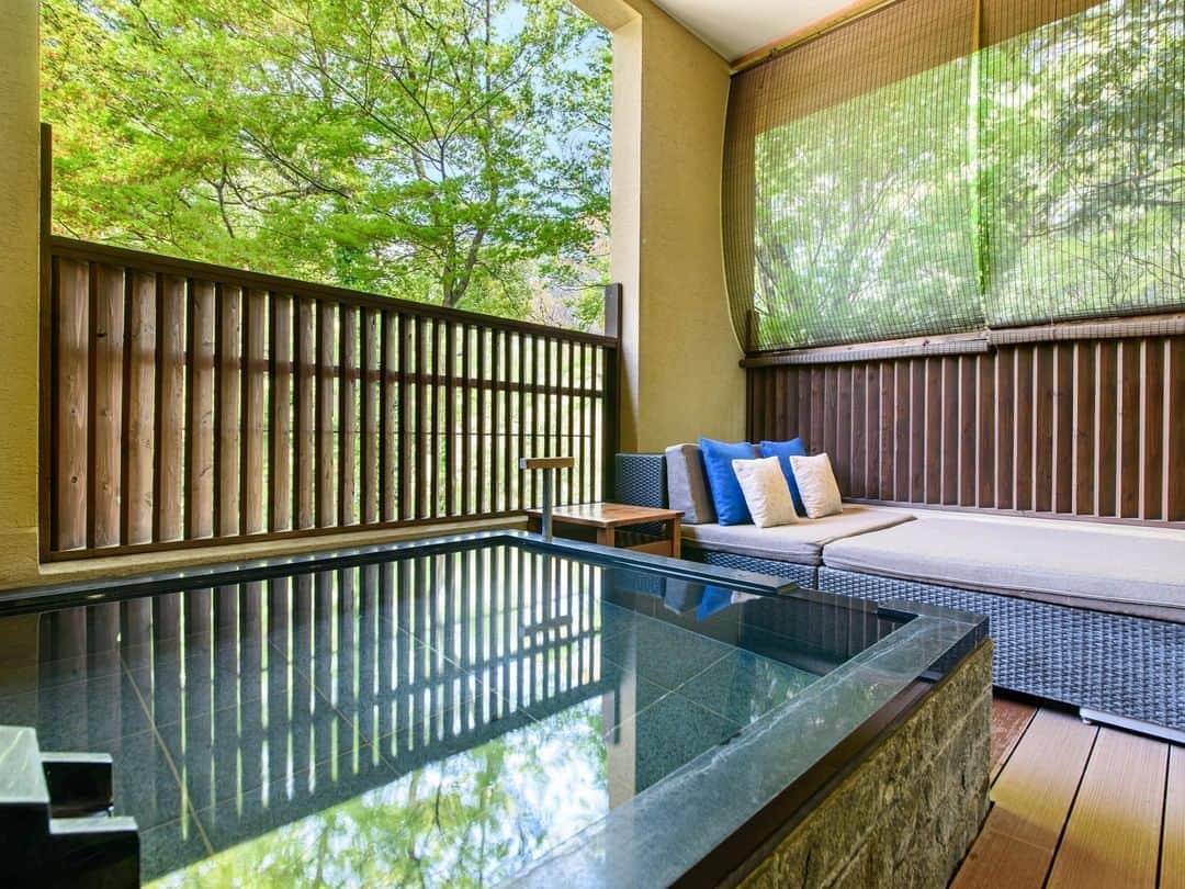 Relux | リラックスさんのインスタグラム写真 - (Relux | リラックスInstagram)「【エントランスを抜けると、そこから先は静寂の別世界】  日本旅館ならではのあたたかなおもてなしと、ホテルのような現代的な居心地の良さを融合した宿。  箱根の源泉を掛け流しで楽しめる客室の露天風呂が、贅沢な時間を与えてくれます。  静かな夜の時間、極上の眠り、そして目を覚ました時の幸福感――。 何者にも邪魔されないくつろぎの休日が始まります。  ------------------------------------------------ 📍箱根・翠松園 / 神奈川県 ------------------------------------------------  @hakone_suishoen   気になる宿の詳細は、Relux公式HPまたは、便利なReluxアプリからご確認ください🔎  #箱根翠松園 #翠松園 #神奈川県 #箱根旅行 #箱根温泉 #神奈川観光 #箱根っていいよね #箱根 #翠松園 #小涌谷 #露天風呂付き客室 #源泉掛け流し  #国内旅行 #週末旅 #週末旅行 #大人の休日 #記念日旅行 #誕生日旅行 #温泉旅行 #旅館 #温泉旅館 #ホテル #ラグジュアリーホテル #リゾート #リゾートホテル #旅スタグラム #旅行好きな人と繋がりたい #unknownjapan #japantravelphoto」9月6日 19時30分 - relux_jp