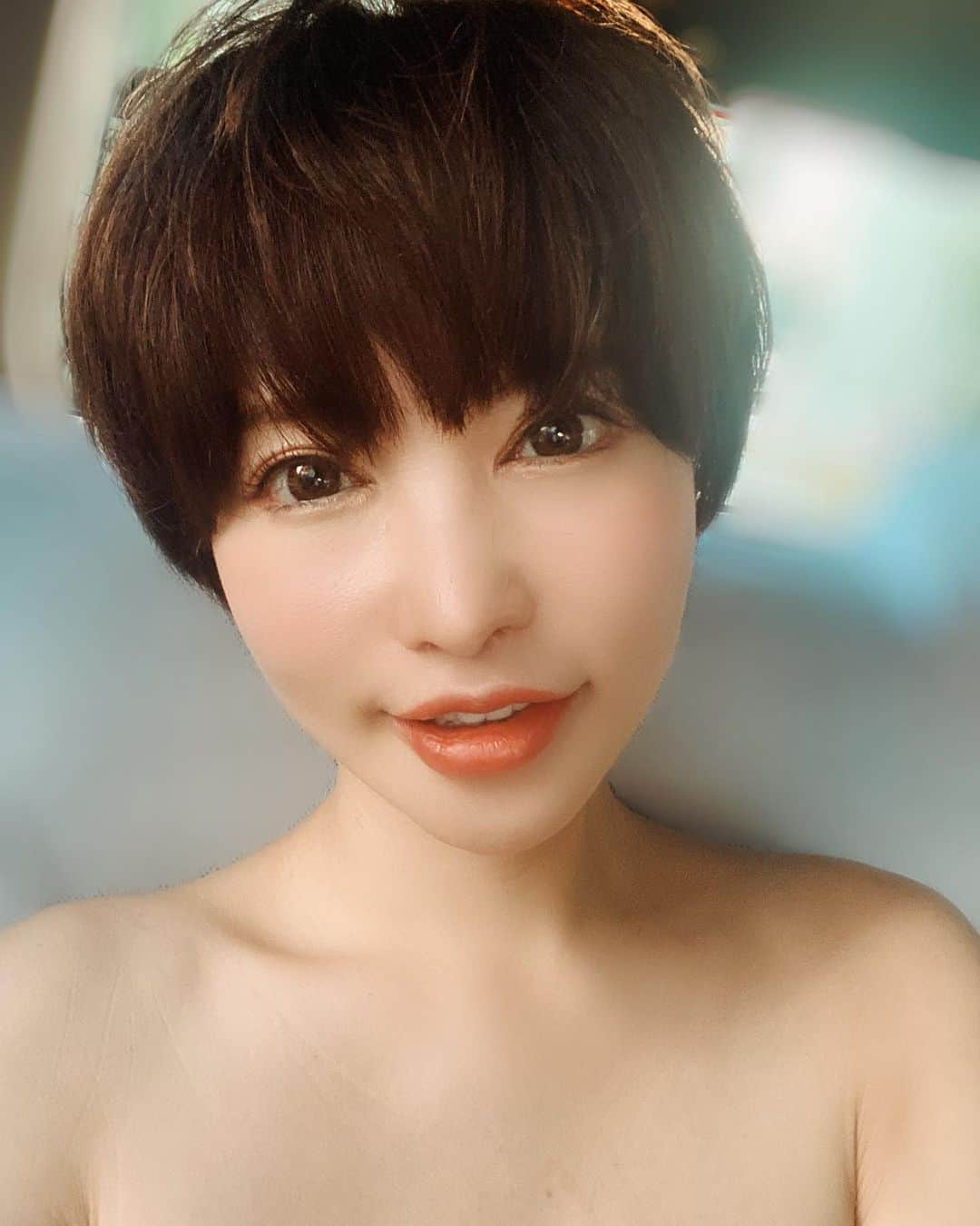 里美ゆりあのインスタグラム：「今日は美容院の日😉💋  #美容院 #美容 #カット #ショート  #ショートヘア」