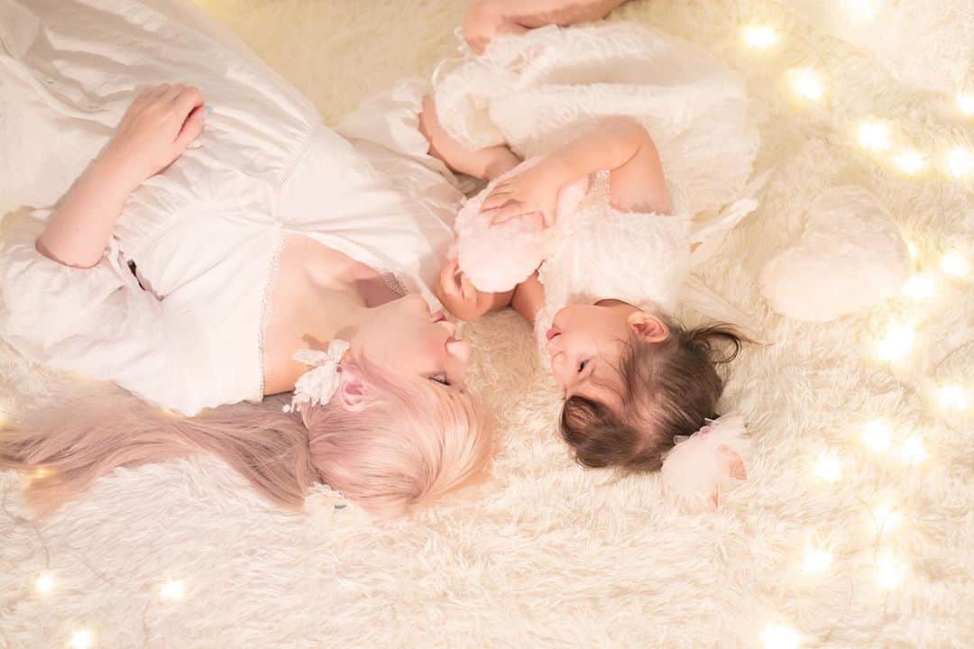 のインスタグラム：「@studio_photofiler @junkowatanabe_photo さん 夜撮影の親子モデル募集していただきました⭐️✨  素敵な空間で、写真の出来上がりはもちろんですが、渡邊さんの優しさに癒されました。えみりもずっと楽しんでいました。  写真って、振り返って見た時、その時のことを思い出すための、しおりみたいなものですね。いい思い出になりました😌✨ ありがとうございました😊  娘のえみりのアカウントも、フォローお願いします！ @jenya_baby   えみりの髪飾り　@bijoux_and_bee #ビジューアンドビー   Фотографировались вместе с Эмили 😊✨ не забудьте пожалуйста и ее добавить @jenya_baby   #親バカ部 #ママとこ #コドモノ #ベビーモデル #ベビー服 #ママライフカメ #コドモダカラ #キッズファッション #キッズモデル #ハーフキッズ #子供写真 #3歳5ヵ月　#mamagirl #オシャレキッズ #ベビフル #ママリ #ママポスト　 #moments_of_childhood #bestphoto_japan #ポトレ撮影隊　#nipponpic」
