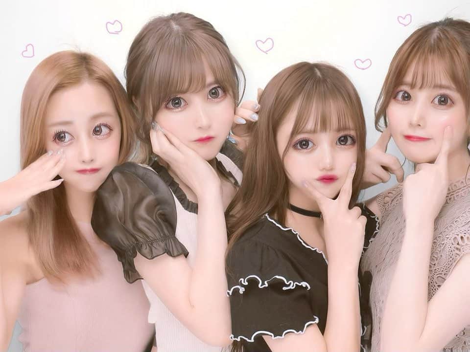 のインスタグラム：「学校とかの大人数って昔から苦手だったんだけど、この四人だったら平和超えて家族だよね🕊   #プリクラ　#ぷりんと倶楽部 #プリクラポーズ」