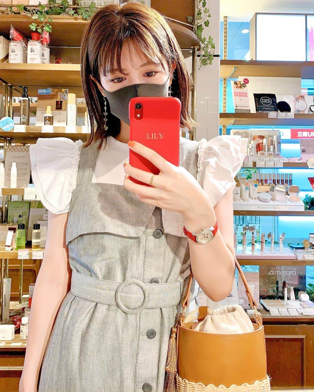 上坂由莉のインスタグラム：「﻿ ﻿ こんばんは🌙﻿ 朝夜は少し涼しくなってきたけど﻿ 日中はまだまだ暑くてお洋服に迷う日々です👗☀️﻿ でも持ち物は少しずつ秋物にチェンジしつつあります🌾﻿ iPhoneケースもレザーの物に新調したよ📱🍁﻿ @ladeline_official ﻿ ﻿ 好きな文字を刻印できるケース✨﻿ 友達持ってて可愛いな〜て気になってたの🥺﻿ カラバリ多くすごく迷って…赤にました❤️﻿ ﻿ ﻿ ティッシュケースも付いててこれも可愛い🥰﻿ 私はカードケースとしても使ってるよ✨﻿ ﻿ ﻿ 9/30までyuriyogaのコードで﻿ 10%オフになるのでよかったら使ってね❣️﻿ ﻿ ﻿ #ladeline #iPhoneケース #ラデリンヌス #fashion #秋物﻿」
