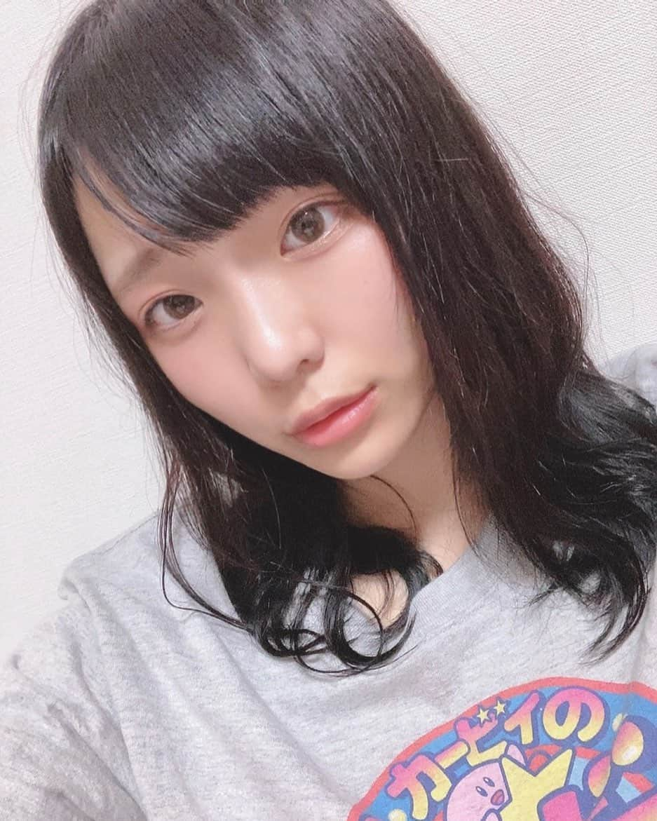 稲場るかのインスタグラム：「今日は美容室に行きました！！ 仕上げで髪の毛巻いてもらったけど既にとれている笑 来月あたり茶髪にしたいなーと思案中です🤔 . #AV女優 #稲場るか #ゆる巻き」