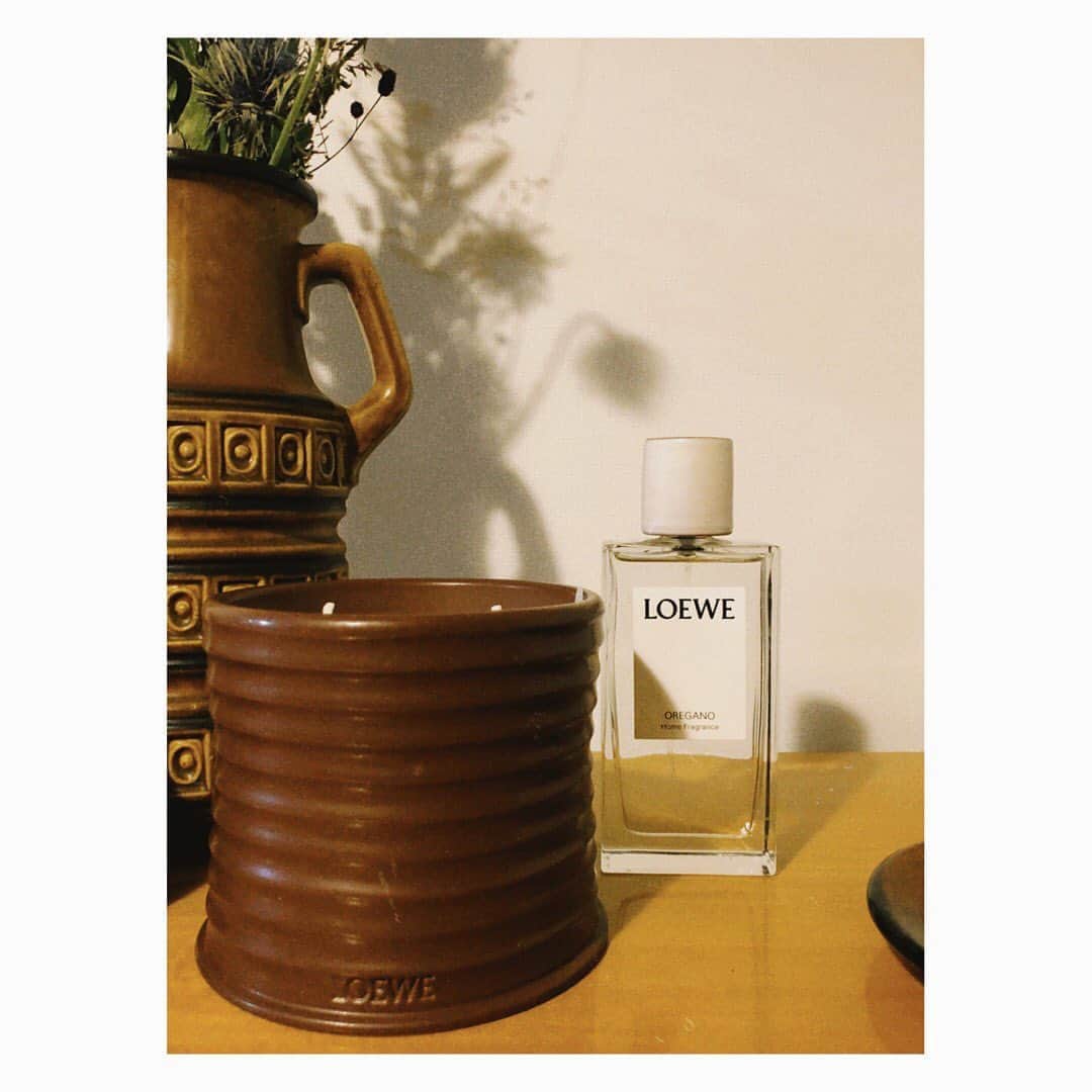 野尻美穂のインスタグラム：「コリアンダーとオレガノ🌿🕯 #loewe #candles  #roomfragrance」
