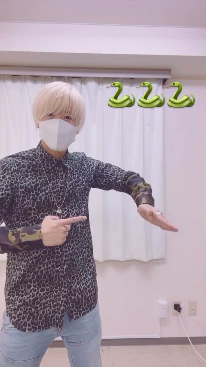 ザンゲ（ZANGE）のインスタグラム：「前世は蛇やったかも🐍🐍🐍 もしくはレギュラーの西川君🤣 I might have done a snake in the previous life🐍or crazy🤣」