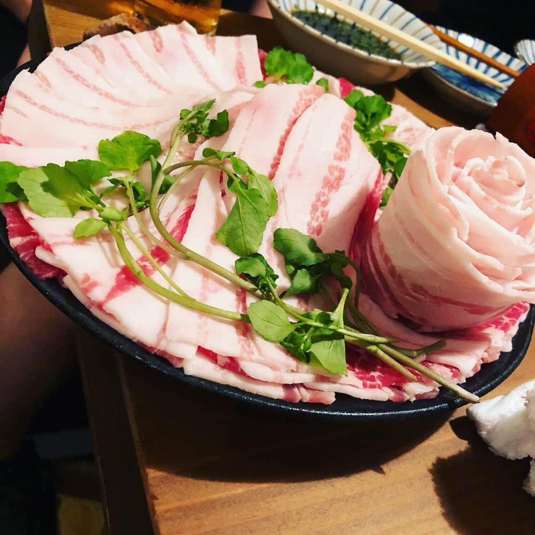 奥田修二さんのインスタグラム写真 - (奥田修二Instagram)「食べログで見ると定休日が『土曜日・日曜日』となってるんです。  しかし、  土曜日は予約すると『アグー豚のしゃぶしゃぶ』がいただけるんです。  しかも、  沖縄の名店『まつもと』の味を楽しめるのは大阪ではこちらだけなんです。  それが、  炭火焼鳥『とり央』なんです。  個人的に、  オススメのお店をこういう形お知らせするのはあまり好きではないんです。  だって、  混むもん。  ただ、  この豚しゃぶが広まってない世の中はあまりにももったいないことをしていると思うので、  慣れないことをやってみました。  #とり央 #炭火焼鳥 #ホンマにみんな食べたらいいと思う」9月6日 19時51分 - gakutensoku_okuda_official