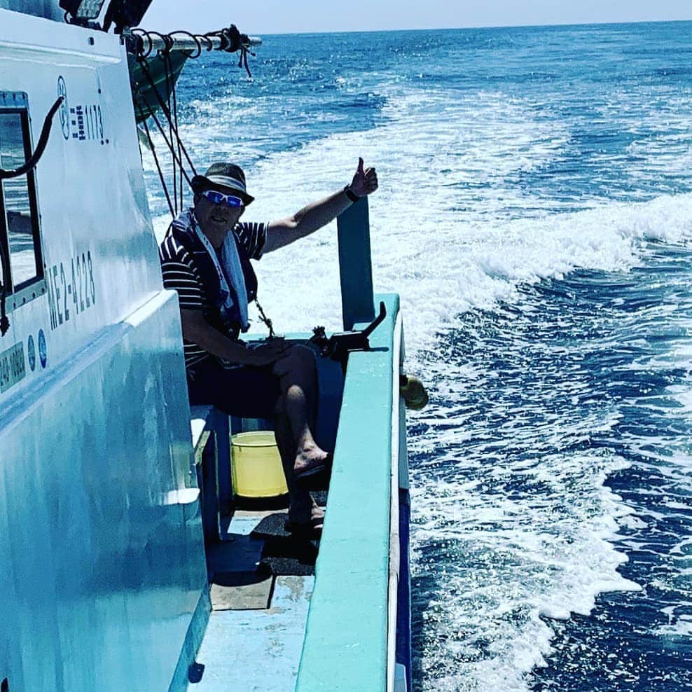 竹内弘一さんのインスタグラム写真 - (竹内弘一Instagram)「#夏の思い出 #ノー密で濃密な旅  初めての漁船釣り。ヒラメ狙いでしたが、今年はヒラメ不漁の様子。水深50～70mの底から1mのところにセット(これが難しくなんどか根掛かり。心折れかけながらも)。#ハタ #まとうだい #ガシラ など7匹をゲット！でも自分でさばけないので#セントロ さんにお願いしてアクアパッツァやカルパッチョ、ムニエルにしていただきました！これが美味なこと！家族にも大好評でした！お世話になったSさまはじめ、初心者にも優しくご指導いただいたみなさまありがとうございました！はまりそうですー！」9月6日 20時03分 - takeuchi_koichi