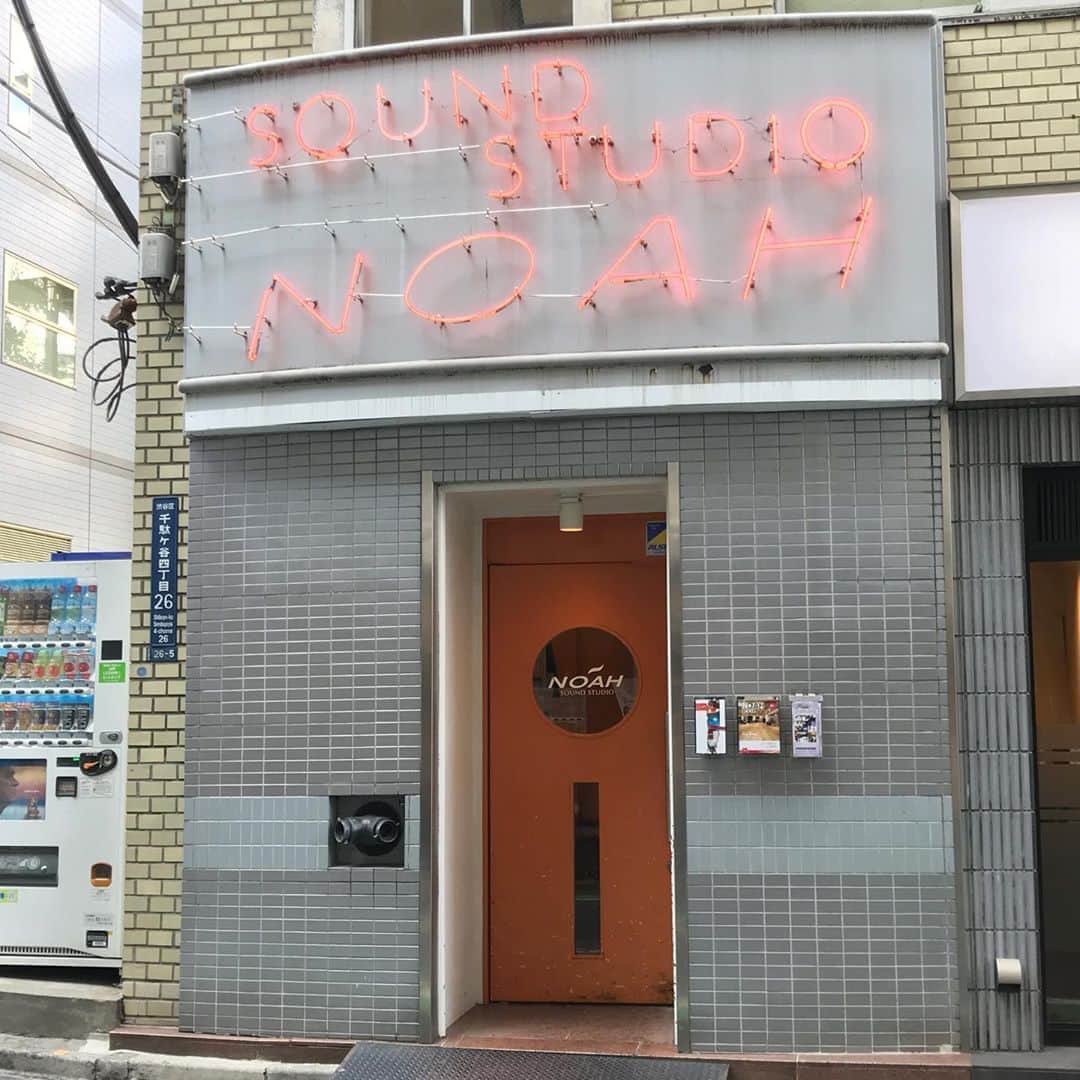 のインスタグラム：「ノアスタジオ　➡️ 近所の図書館＆カフェ🍰☕️ へ  オトからの無音Time＝至福のとき💎」