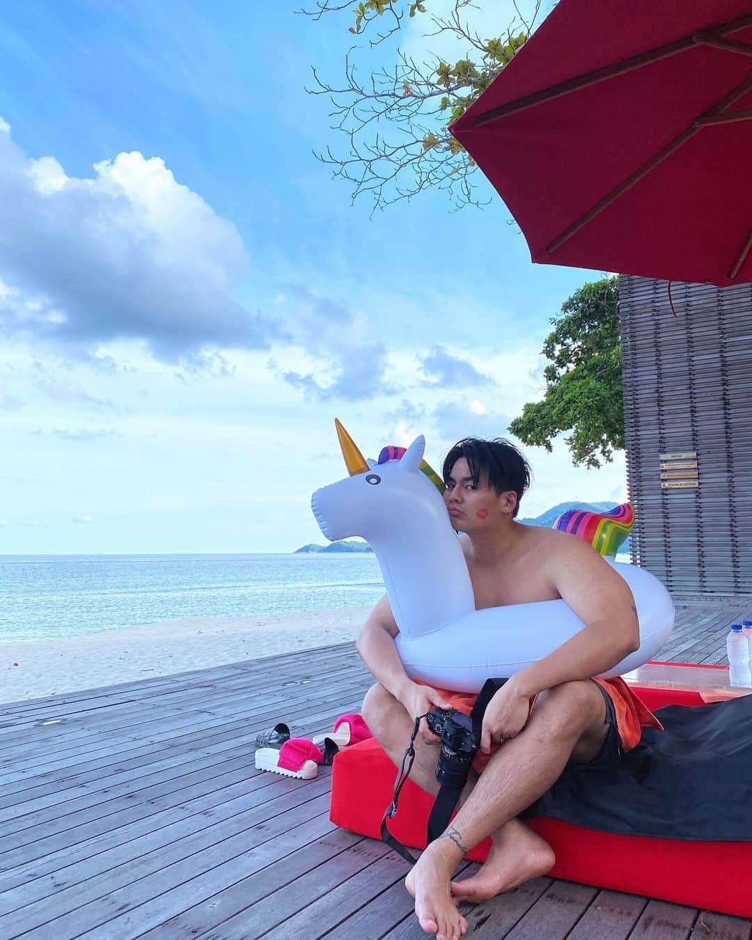GYEON SEOのインスタグラム：「_* สายตาแบบนี้ รู้เลย “หิว” 😌 . . @hunz_iph  #ห่วงยางยูนิคอร์น350บาท #ซื้อมาเป็นพร๊อพหรอ #เปล่า #ซื้อมาซ่อนพุงตัวเอง #รักแฟน 😌」
