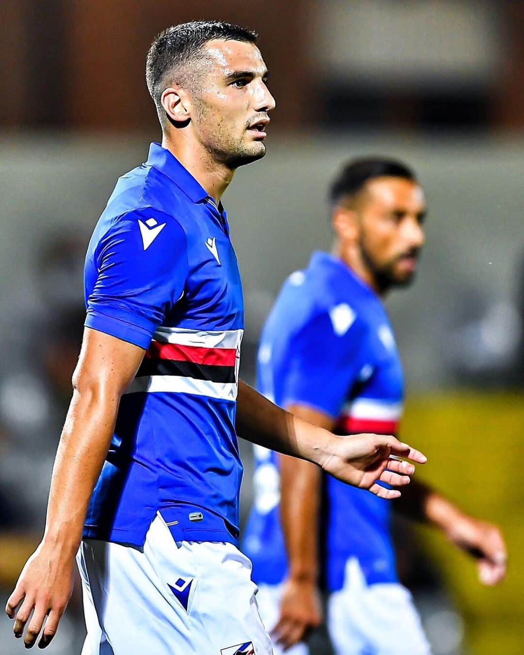 フェデリコ・ボナッツォーリのインスタグラム：「Altri minuti importanti nelle gambe!  Forza Samp! 💪🏻🦍⚽️💙」