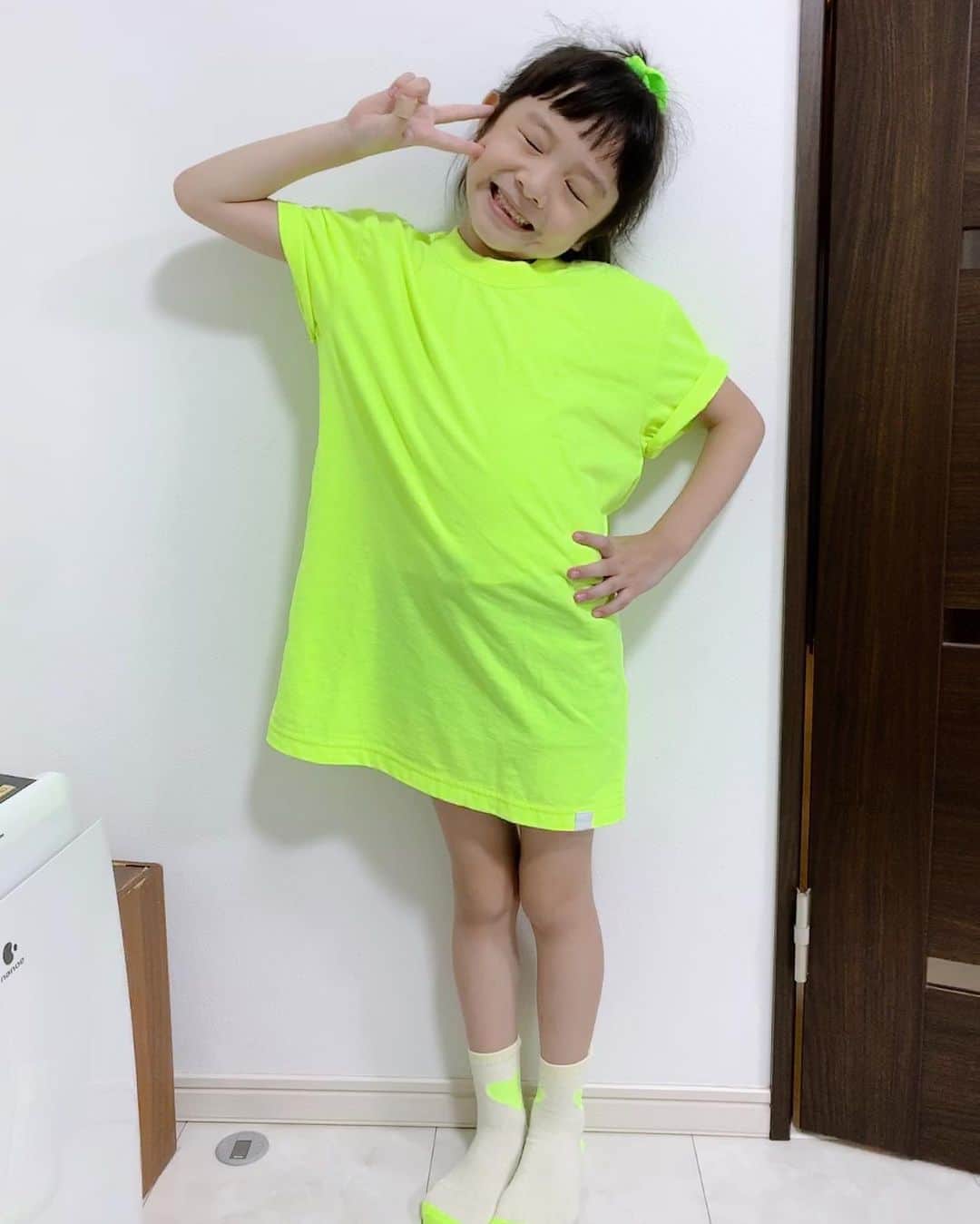 EMIのインスタグラム：「☆ しふく♡ @junhashimoto_jp Tシャツをワンピに。 #全身ネオンな日 #眩しい人」