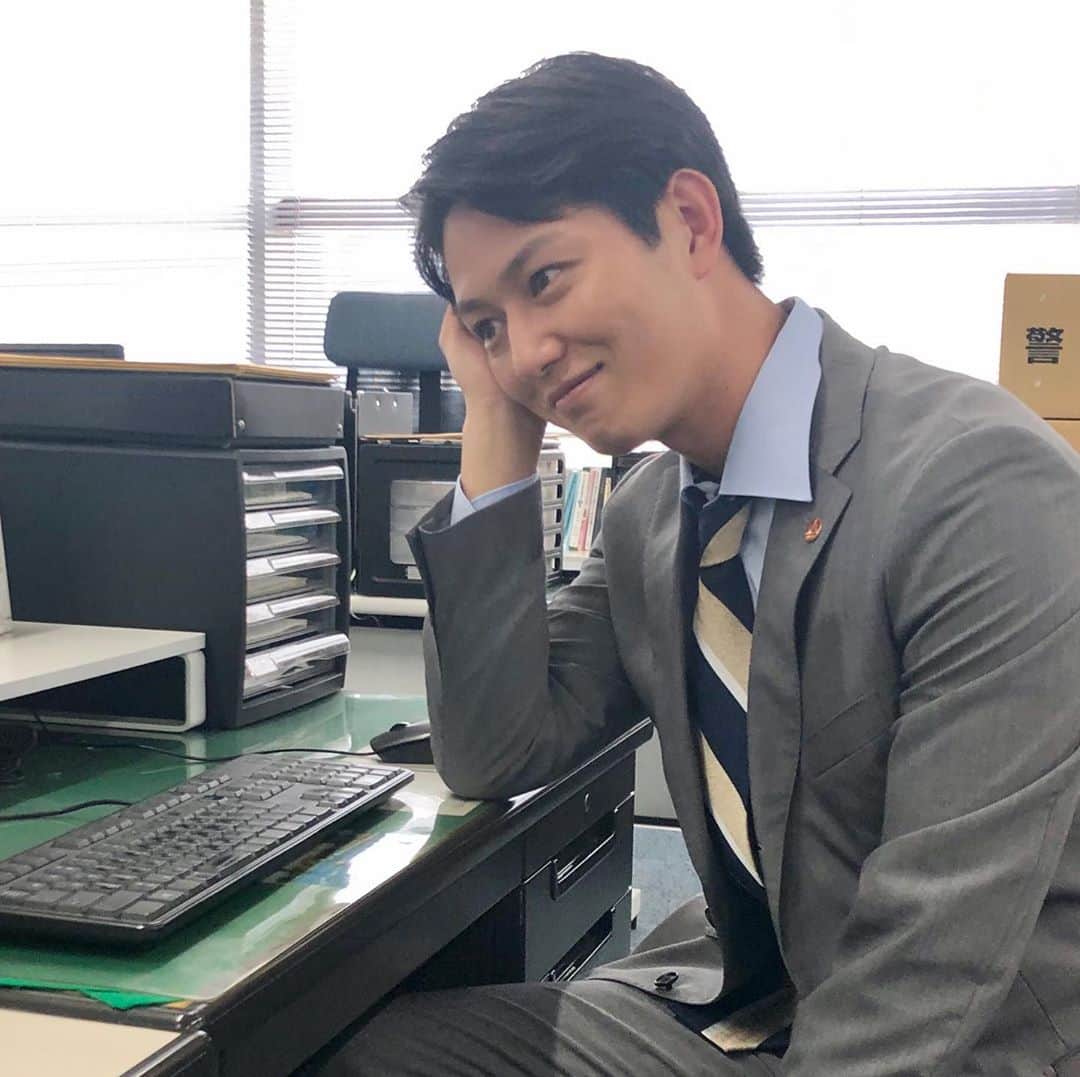 テレビ朝日「未解決の女　警視庁文書捜査官」のインスタグラム：「デスクにいる 岡部刑事( #工藤阿須加 )を発見📸✨  ちょっと照れモードな岡部刑事❓ もしや、朋のことを考えている…⁉︎ それとも…好きな食べ物のこと…？  うーむ、気になります🧐  #未解決の女 最終章❗️ 木曜よる9時から」