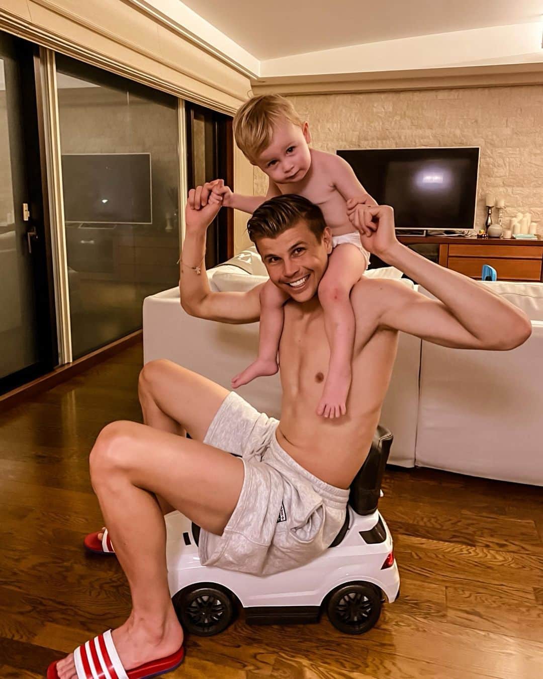 リアノン・ランゲラック（ミッチェル・ランゲラックの妻）のインスタグラム：「Happy Fathers Day to the most wonderful daddy in the world. Santiago’s hero & bff @mitchlangerak ❤️Also wishing all the daddy’s out there a Happy Fathers Day!」