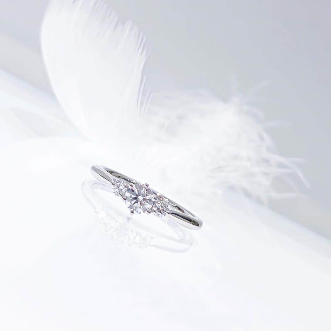 JKプラネット銀座.表参道.福岡|結婚指輪セレクトショップさんのインスタグラム写真 - (JKプラネット銀座.表参道.福岡|結婚指輪セレクトショップInstagram)「💍 @jkplanet.jewelry FOREVER MARK -フォーエバーマーク- エンゲージリング: Forevermark Pegasus(ペガサス) 中心のフォーエバーマーク ダイヤモンドを挟む2つのメレダイヤモンドを大きく広げたペガサスの翼に見立て、秋の夜空を代表するペガサス座を表しています。 . フォーエバーマークは、ダイヤモンドのエキスパートとして約130年もの長い歴史を有するデビアス グループがお届けするダイヤモンドブランドです。フォーエバーマークの条件を満たすダイヤモンドは世界のわずか1%未満です。 . フォーエバーマーク 認定ジュエラー 《JKPlanet銀座本店・横浜元町店・福岡天神店・鹿児島天文館店》 . JKPlanet（@jkplanet.jewelry ）銀座本店・横浜元町店・福岡天神店・鹿児島天文館店で取り扱いです。 . #JKPlanet  #JKプラネット #結婚指輪のセレクトショップ #婚約指輪のセレクトショップ  #婚約指輪JKPlanet #エンゲージリング #エンゲージ #リング #婚約指輪 #結婚指輪 #プロポーズリング #フォーエバーマーク #フォーエバーマークダイヤモンド #Forevermark #ダイヤモンド #プレ花嫁 #結婚指輪探し #婚約指輪探し #婚約指輪選び #結婚指輪💍 #銀座結婚指輪 #銀座婚約指輪 #福岡結婚指輪 #福岡婚約指輪 #横浜結婚指輪 #横浜婚約指輪 #プロポーズ #ジュエリーショップ #diamond #engagementring」9月6日 20時09分 - jkplanet.jewelry