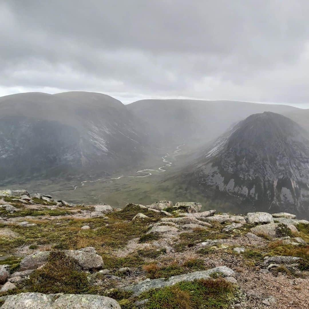 ゾーイ・クラークさんのインスタグラム写真 - (ゾーイ・クラークInstagram)「Bagged 3 Munro’s with the squad yesterday including the 2nd highest mountain in the UK. Carn a’Mhaim ➡️ Ben Macdui ➡️ Derry Cairngorm ⛰ 🏴󠁧󠁢󠁳󠁣󠁴󠁿  #carnamhaim #benmacdui #derrycairngorm #cairngorms #cairngormsnationalpark #moutains #hillwalking #squaddayout #scotland #scottishhighlands」9月6日 20時10分 - zoey.f.clark