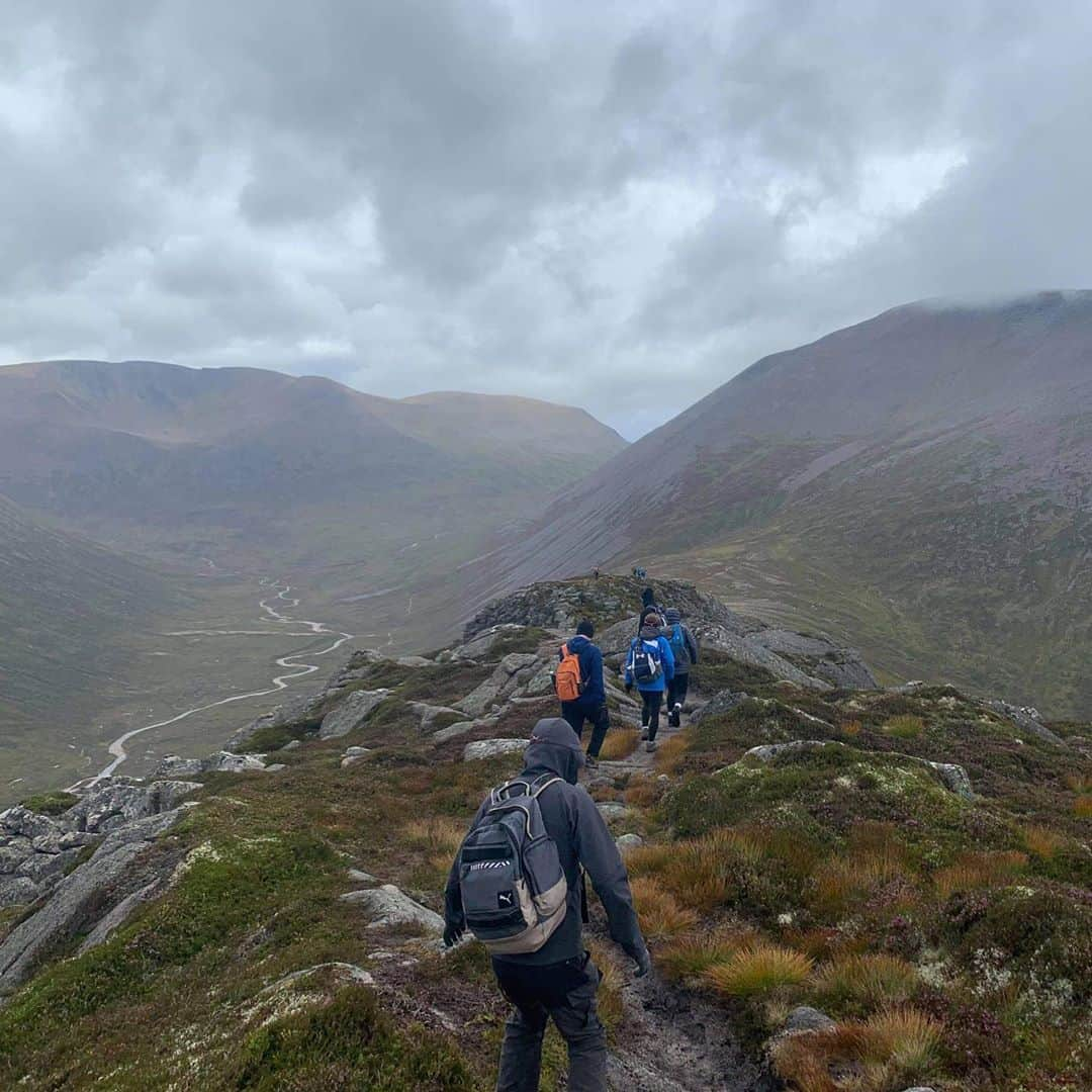 ゾーイ・クラークさんのインスタグラム写真 - (ゾーイ・クラークInstagram)「Bagged 3 Munro’s with the squad yesterday including the 2nd highest mountain in the UK. Carn a’Mhaim ➡️ Ben Macdui ➡️ Derry Cairngorm ⛰ 🏴󠁧󠁢󠁳󠁣󠁴󠁿  #carnamhaim #benmacdui #derrycairngorm #cairngorms #cairngormsnationalpark #moutains #hillwalking #squaddayout #scotland #scottishhighlands」9月6日 20時10分 - zoey.f.clark