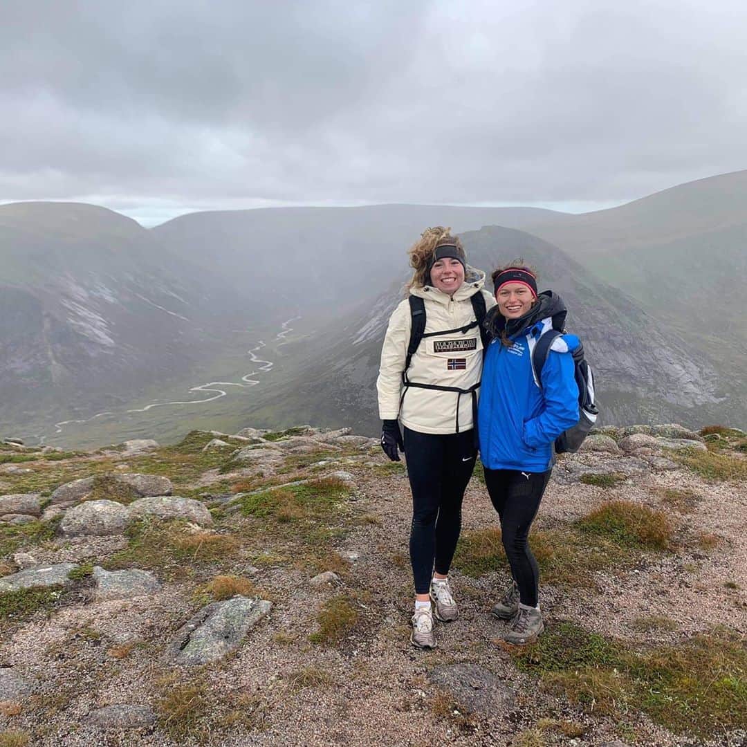ゾーイ・クラークのインスタグラム：「Bagged 3 Munro’s with the squad yesterday including the 2nd highest mountain in the UK. Carn a’Mhaim ➡️ Ben Macdui ➡️ Derry Cairngorm ⛰ 🏴󠁧󠁢󠁳󠁣󠁴󠁿  #carnamhaim #benmacdui #derrycairngorm #cairngorms #cairngormsnationalpark #moutains #hillwalking #squaddayout #scotland #scottishhighlands」
